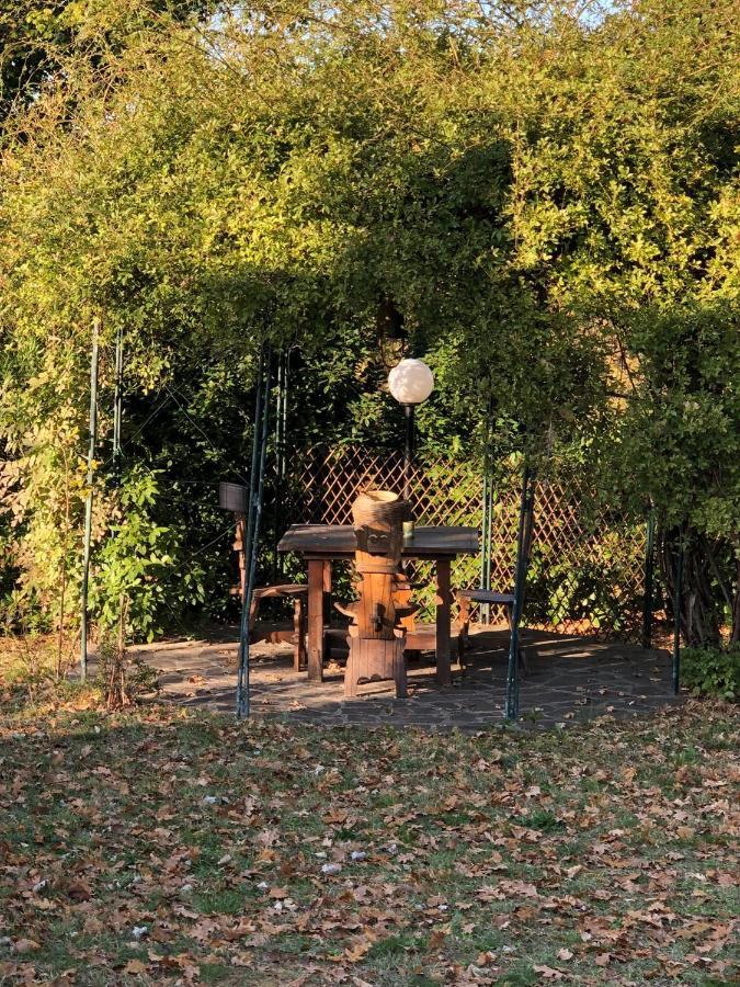 Villa La casa nel bosco Lari Esterno foto
